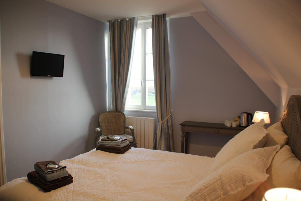 Chambre d'hôtes aux murs mauves, Ferme de Canny
